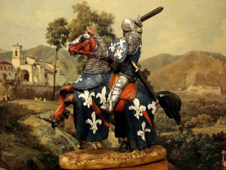 FIGURKA RYCERZA NA KONIU W NATARCIU MIECZEM LILIE FRANCUSKIE ZNAKI HERALDYCZNE PRECYZYJNE WYKONANIE DUŻY REALIZM, RĘCZNIE MALOWNA (1).jpg