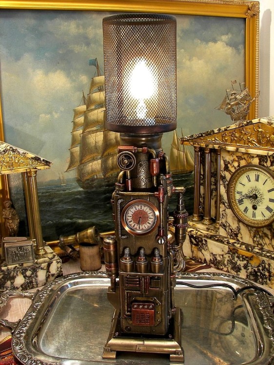 dziwny, niezwykły prezent lampa z zegarem steampunk
