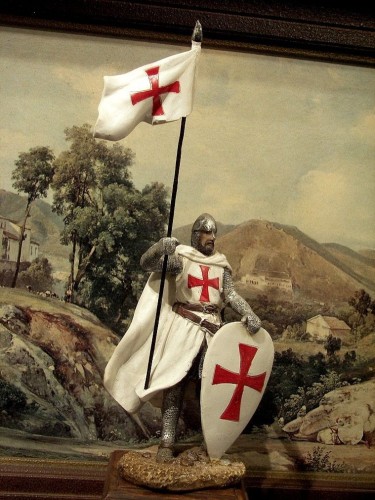 rycerz zakonny templariusz z chorągwią krzyżowców w dłoni