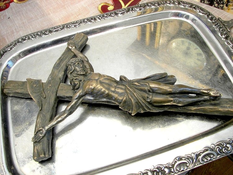 chrystus ukrzyżowany realistyczna figurka