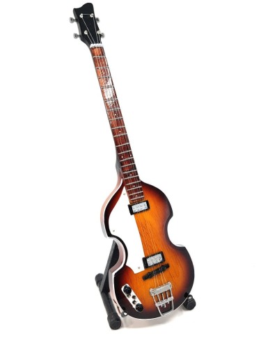 Mini gitara basowa Paul McCartney w skali 1:4 nawiązuje do charakterystycznego instrumentu muzyka.