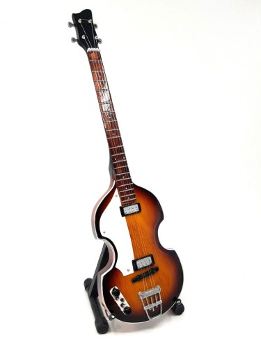 Kolekcjonerska mini gitara basowa ma ręcznie wykonany korpus z drewna mahoniowego i drobne detale.