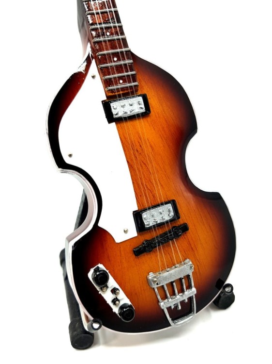 Mini gitara basowa The Beatles ma około 27,5 cm wysokości i stanowi dekoracyjny model na półkę.