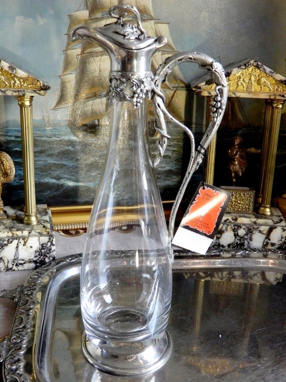 Elegancka karafka z pokrywą i ornamentem winorośli na prezent dla miłośnika wina lub gospodarza domu.