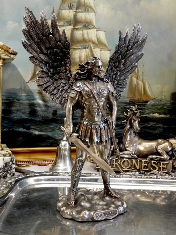 figurka archanioł Michał z mieczem