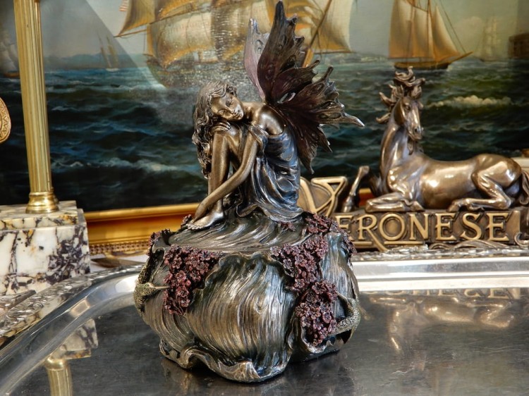 szkatułka na biżuterię z elfką na prezent