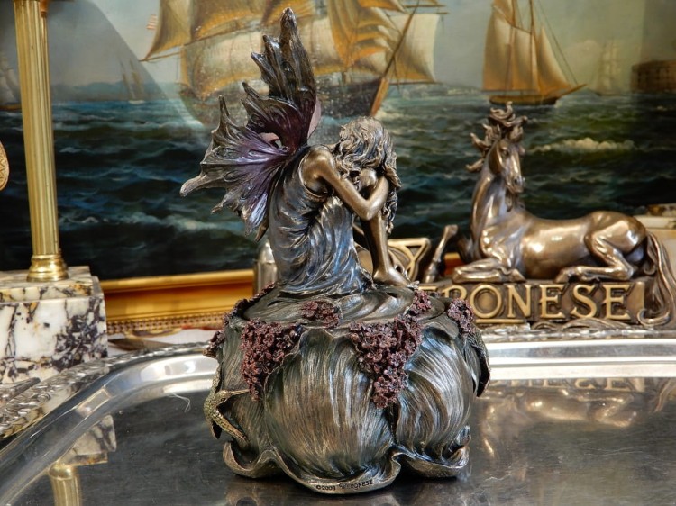 zamyślona elfka na pokrywie szkatułki