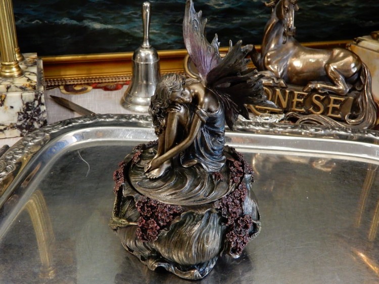 szkatułka z wróżką na pokrywie