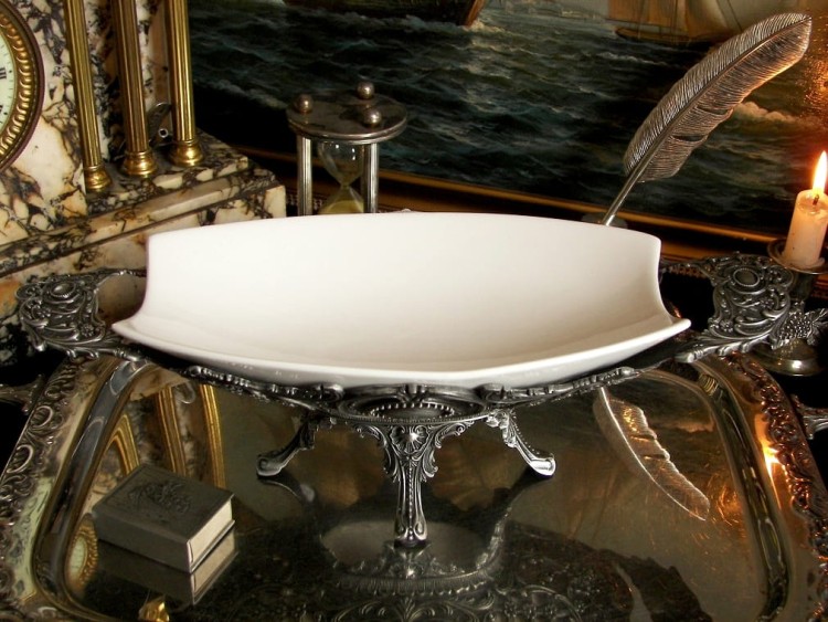 półmisek porcelanowy na cynowym stelażu