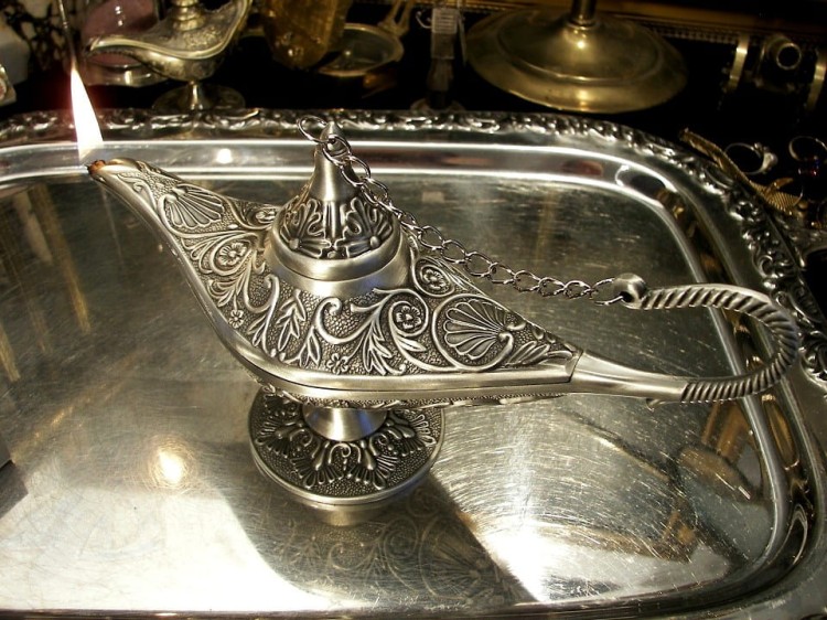 orientalna lampa alladyna jak baśni 1000 i jednej nocy