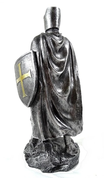 średniowieczny rycerz w zbroi  krzyżowiec