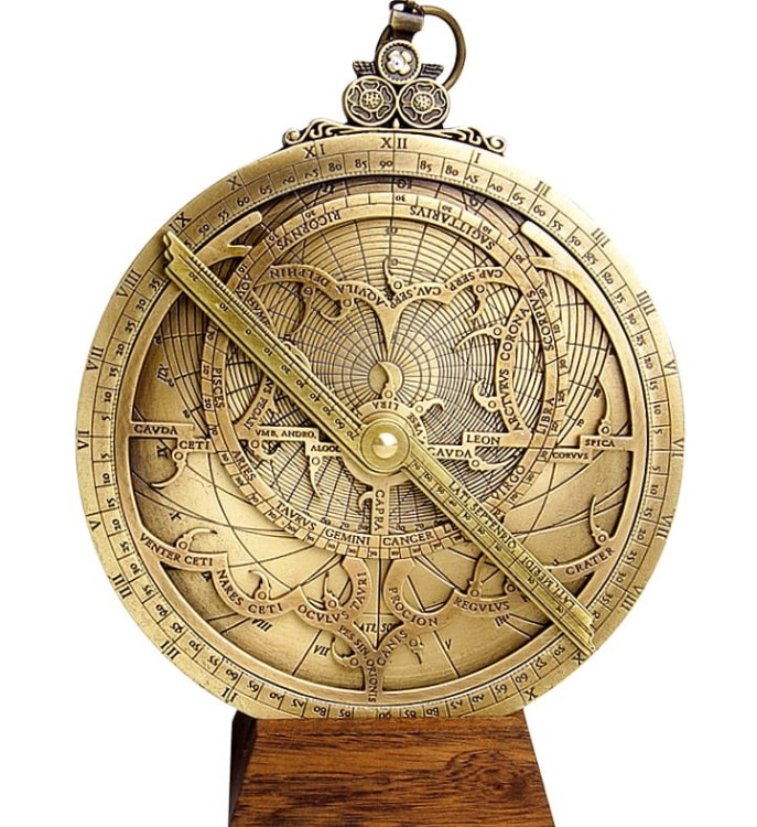 Historyczne astrolabium na drewnianej podstawie dekoracja do gabinetu biblioteki lub salonu