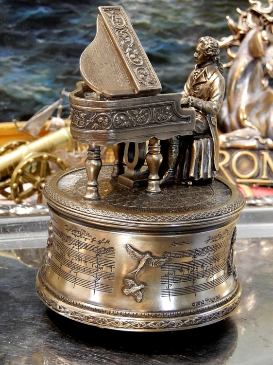 baśniowa figurka Wolfgang Amadeusz Mozart z pozytywką
