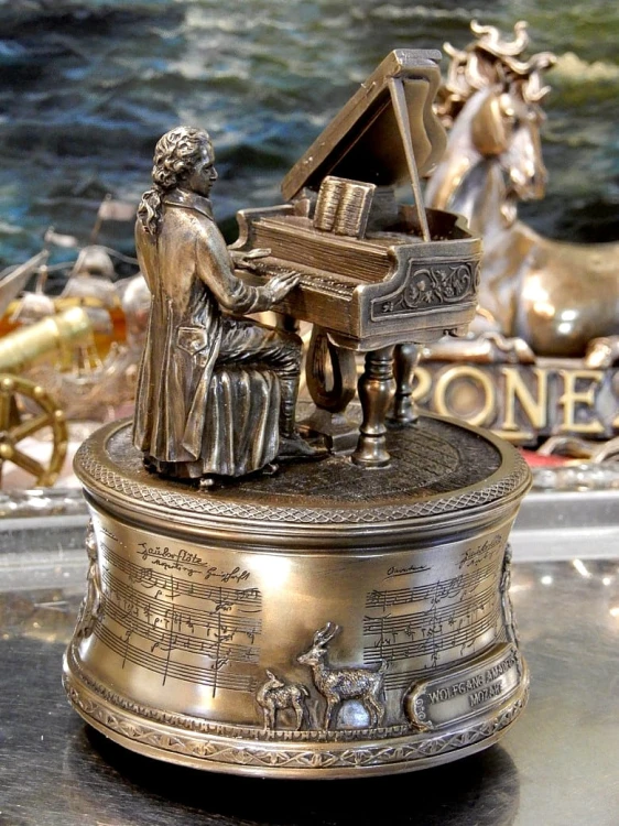 Wolfgang Amadeusz Mozart przy fortepianie pozytywka