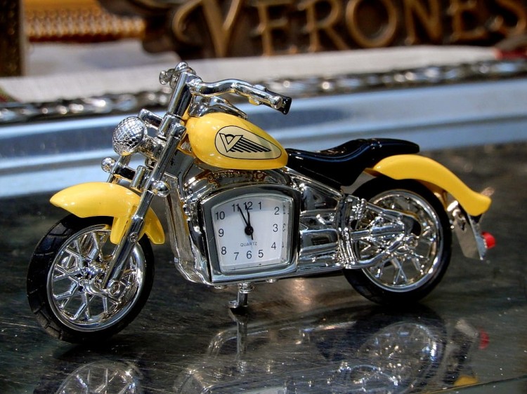 oryginalny prezent dla motocyklisty zegarek z motocyklem