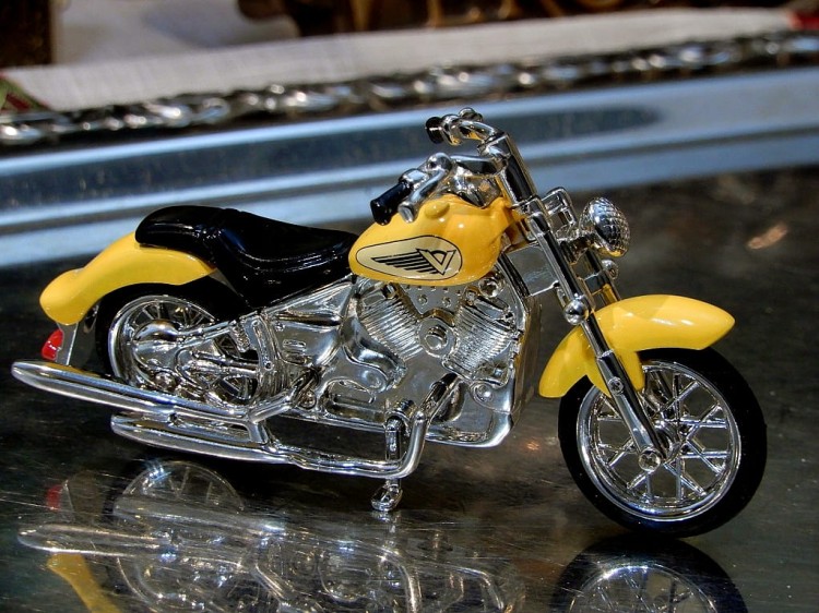 żółty model motocykla typu crusier z zegarkiem