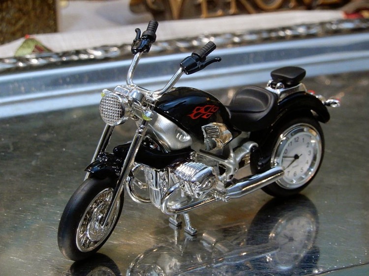 prezent dla przyjaciela motocykl z zegarkiem