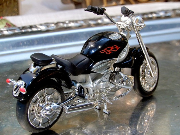 model motocykla z zegarkiem na biurko