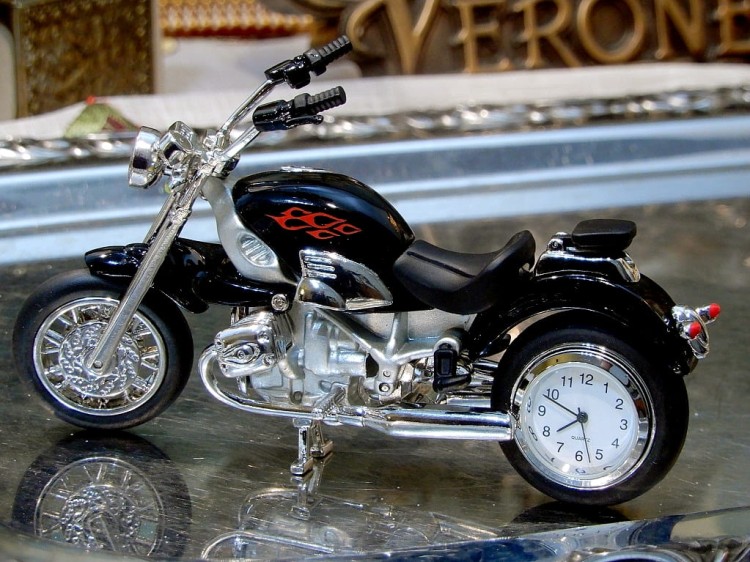 prezent dla szefa model motocykla z zegarkiem