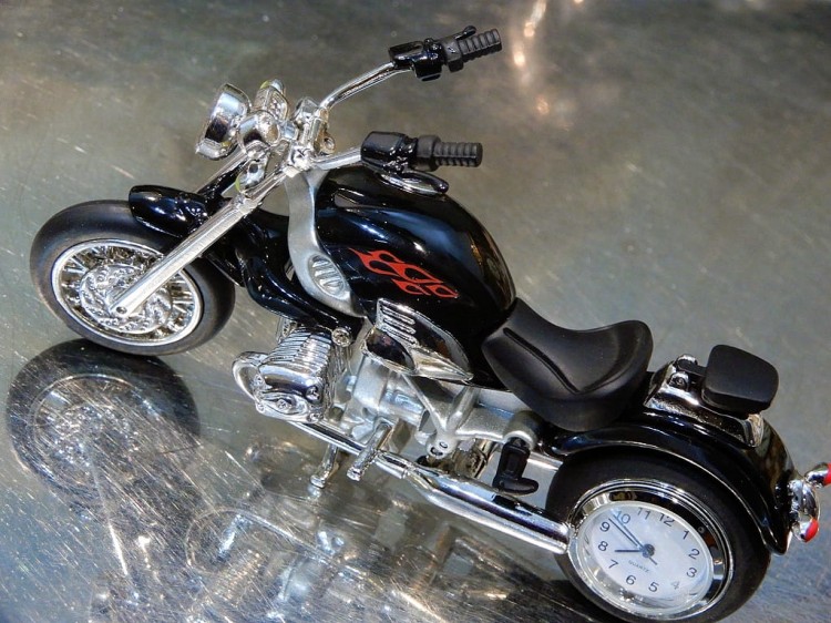 motocykl z zegarkiem na biurko
