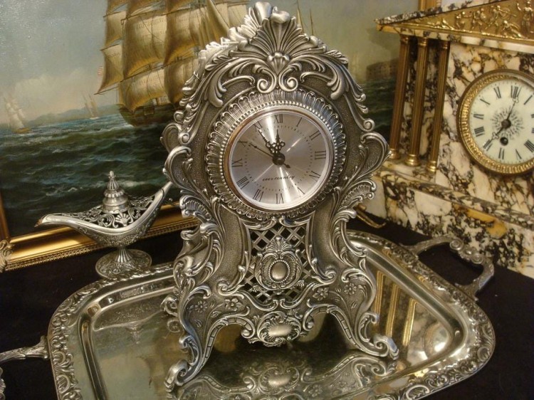 barokowy zegar z ażurową obudową