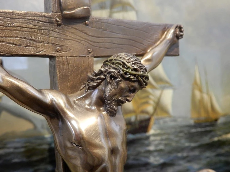 Jezus Chrystus przybity do krzyża w koronie cierniowej