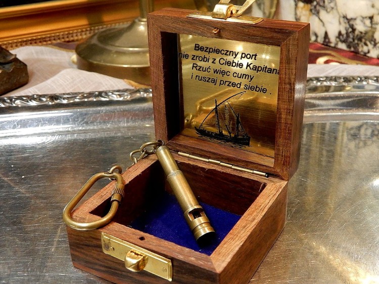 gwizdek mosiężny breloczek w drewnianym pudełku