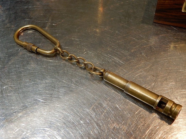 gwizdek na psa brelok mosiężny