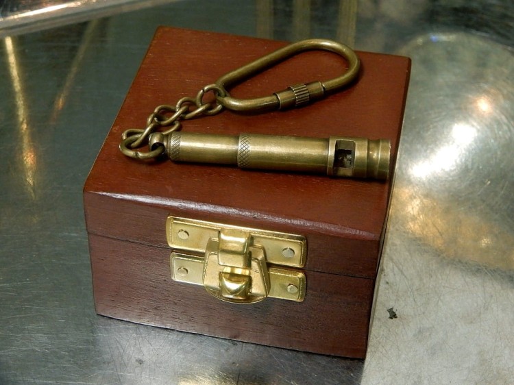 tani prezent brelok gwizdek z dedykacją