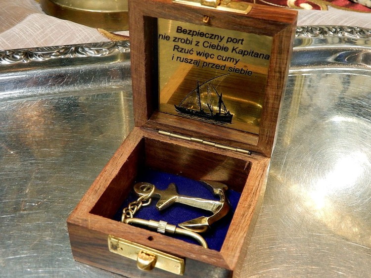 prezent dla kapitana kotwica w pudełku