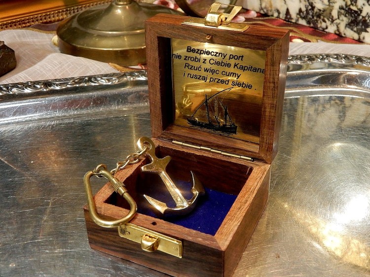 prezent korporacyjny brelok w pudełku drewnianym