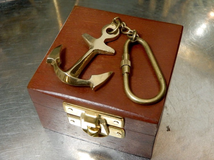 breloczek mosiężna kotwica w pudełku drewnianym