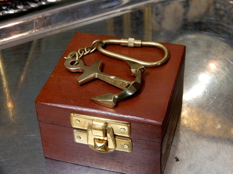 tani prezent breloczek w pudełku z dedykacją