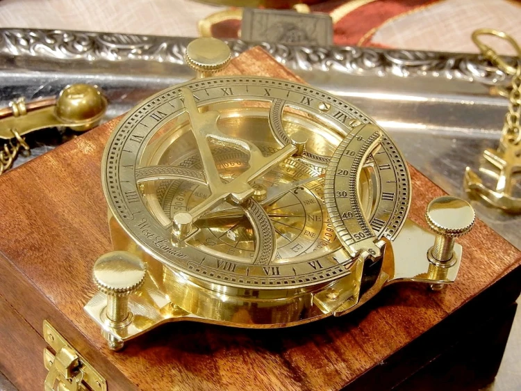 Mosiężny zegar słoneczny to pomysł na prezent dla osoby ceniącej historię, przygodę i niezwykłe przedmioty.
