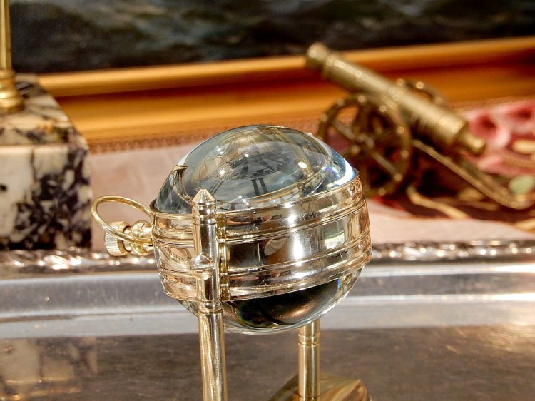 piękny zegarek na biurko