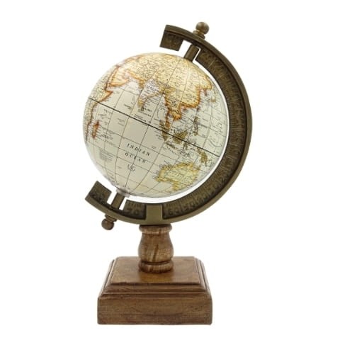 biały globus na drewnianej podstawie
