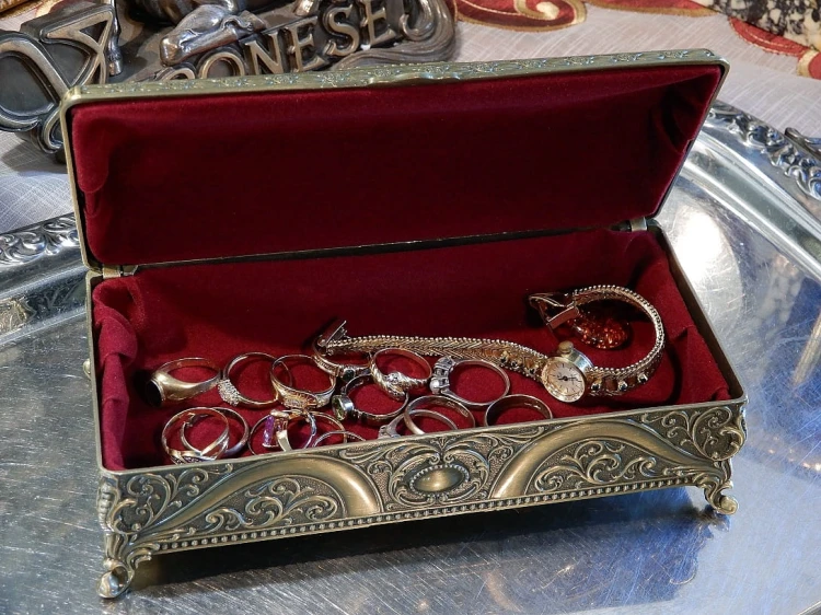 Mosiądzowana szkatułka barokowa w kolorze green brass na biżuterię i pamiątki, elegancki prezent dla kobiety
