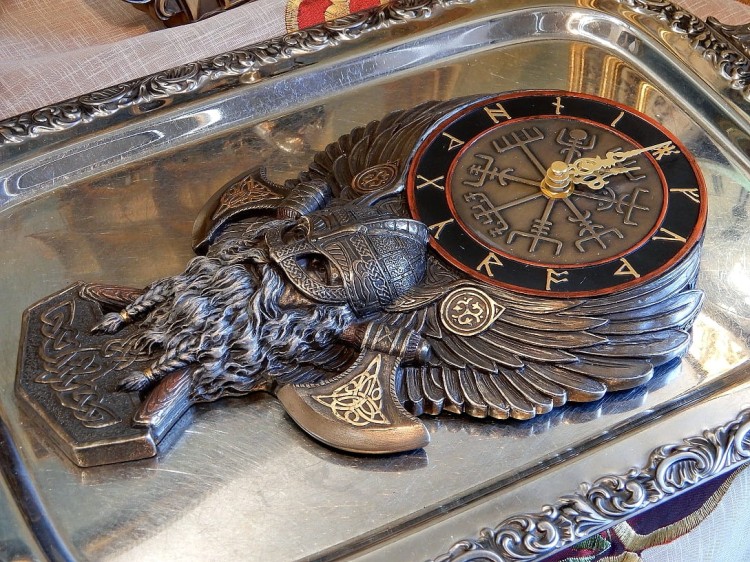 zegar z wikingiem i runami na prezent