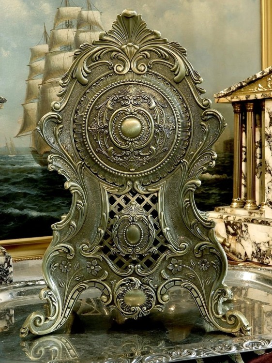 piękna mosiężna obudowa barokowego zegara