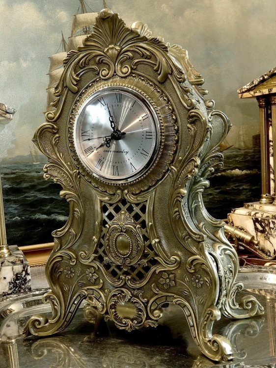 Renesansowy zegar kominkowy w złotej obudowie