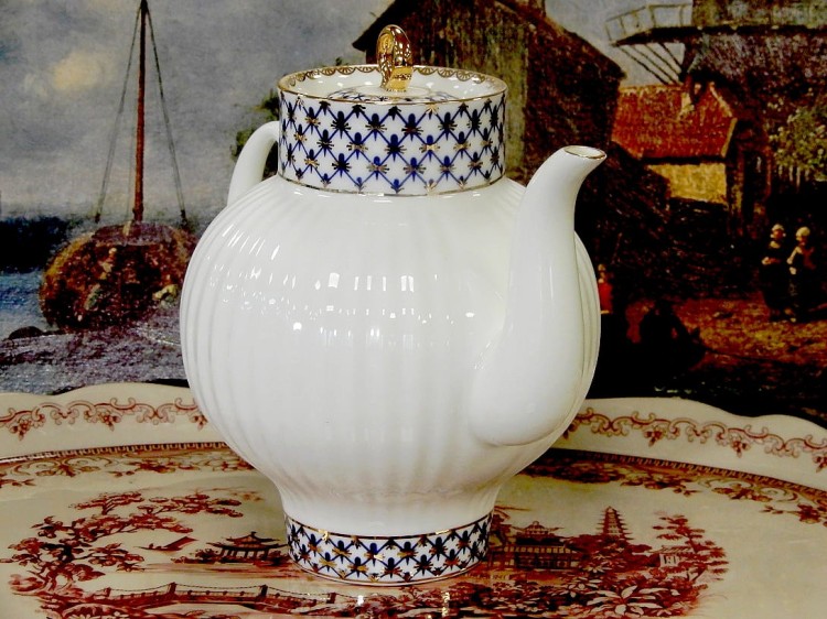 delikatny dzbanek porcelanowy z firmy Łomonosowa