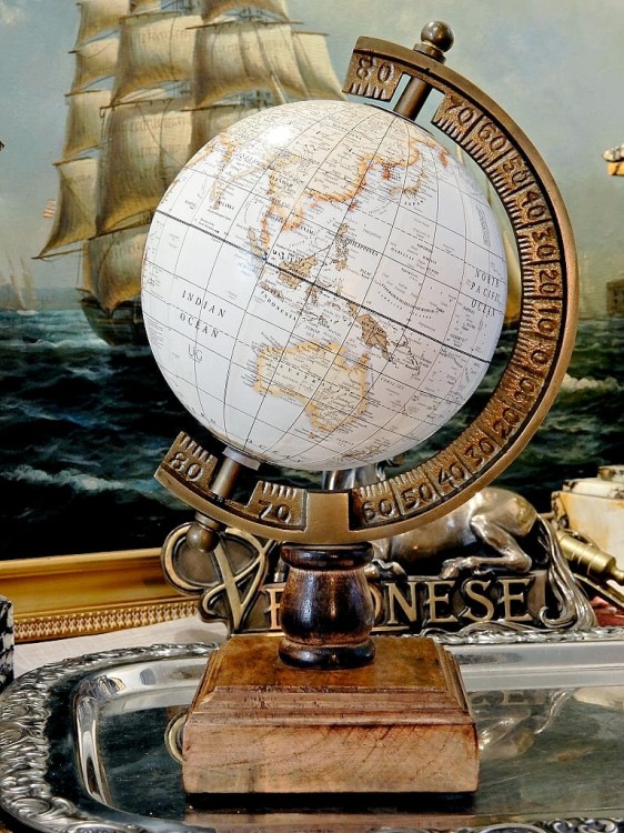 biały globus na drewnianej podstawie