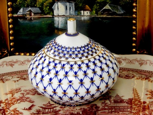 Cukiernica Imperial Porcelain z kobaltowym wzorem i pokrywką, elegancki prezent dla kolekcjonera porcelany