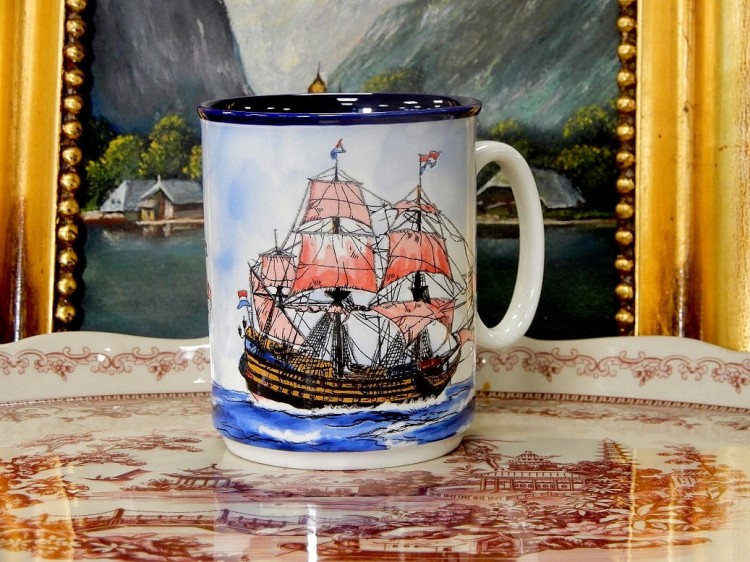 Kubek porcelanowy z ilustracją żaglowca