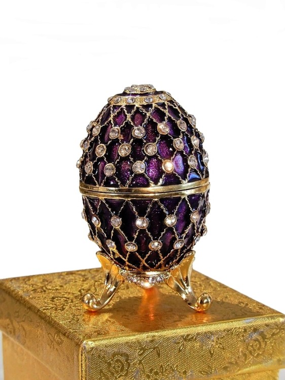 Cudowne puzdro w kształcie jajka na stelażu