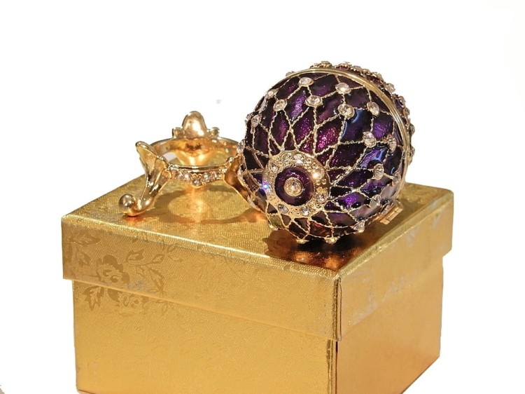 Szkatułka w kształcie jajka na prezent