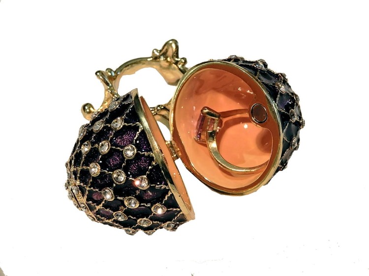 Jajko w stylu Faberge puzdro na pierścionek