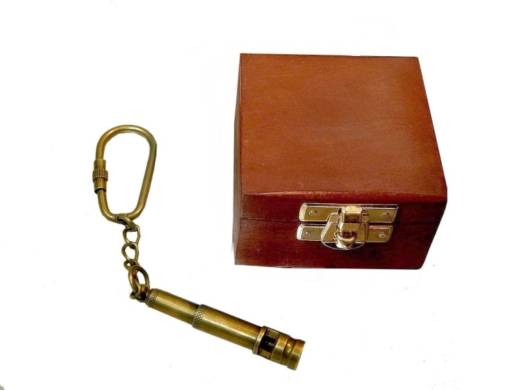 brelok gwizdek mosiężny w pudełku drewnianym