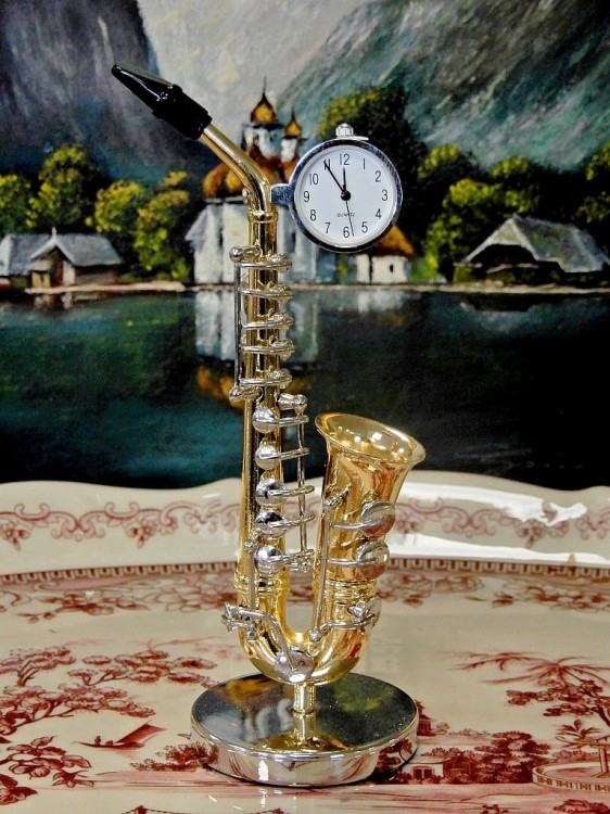 model saksofonu z zegarkiem