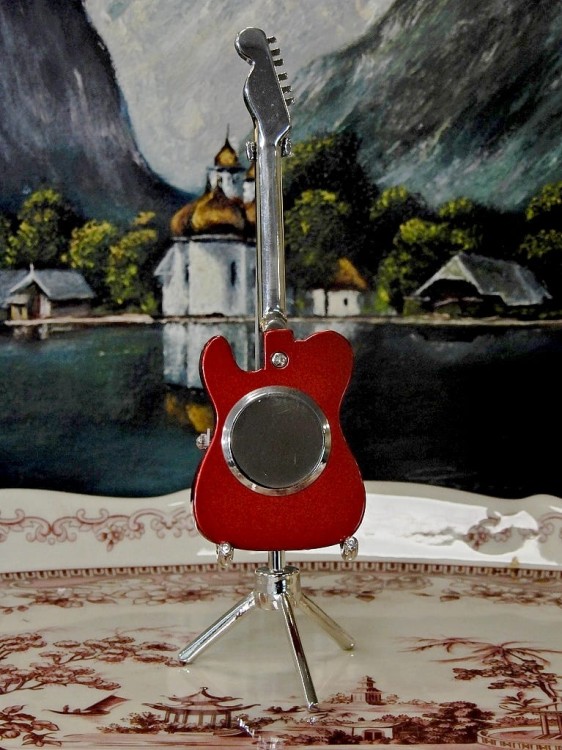 gitara z zegarkiem i grawerem